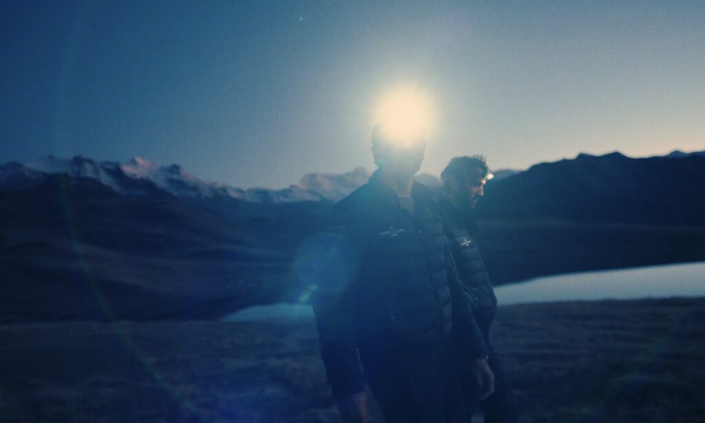 夜间户外纪录片拍摄
